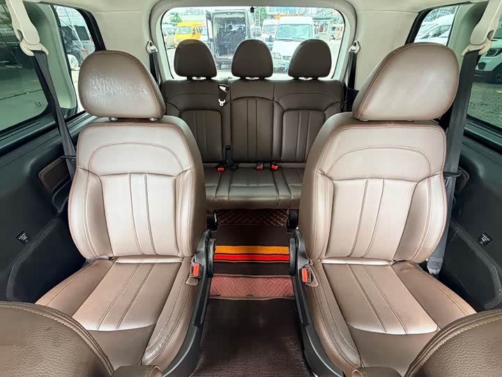 菱智PLUS 2023款 2.0L 手动舒适型CNG 9座 - zdjęcie 12