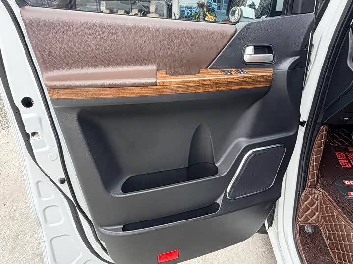 菱智PLUS 2023款 2.0L 手动舒适型CNG 9座 - zdjęcie 7