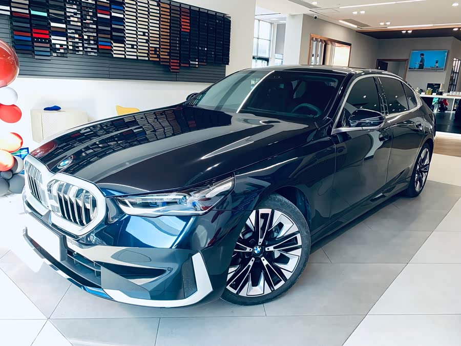 BMW 5 Series 2025 530Li Luxury Package
