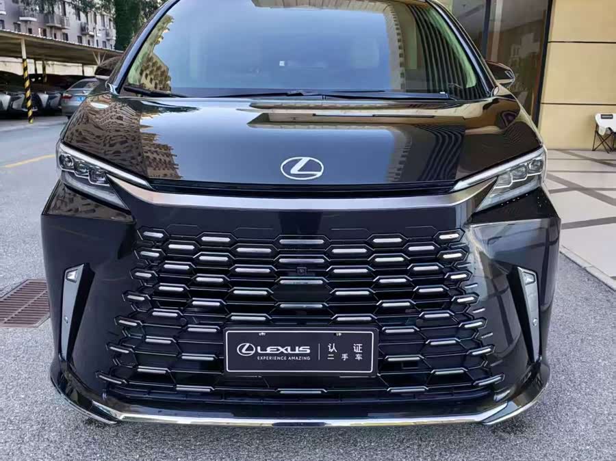 Lexus LM 2023 500h 6-Seater Prestige