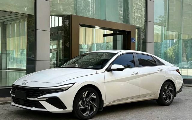 Elantra 2023 1.5L CVT LUX Premium Edition
